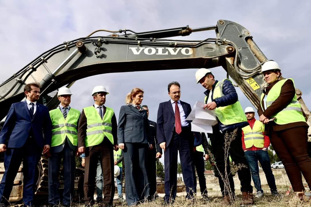 Bilecik Hükümet Konağı yapımı için yüklenici firmaya yer teslimi yapıldı